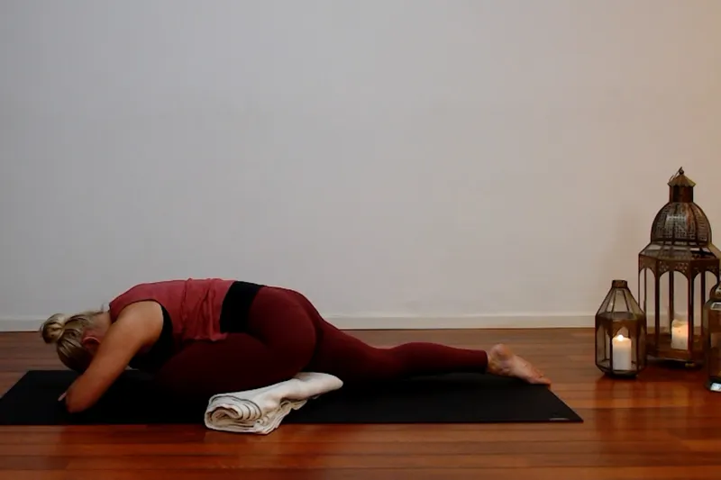 Lina Hammarstrand i filmen Yinyoga för ländrygg och höfter