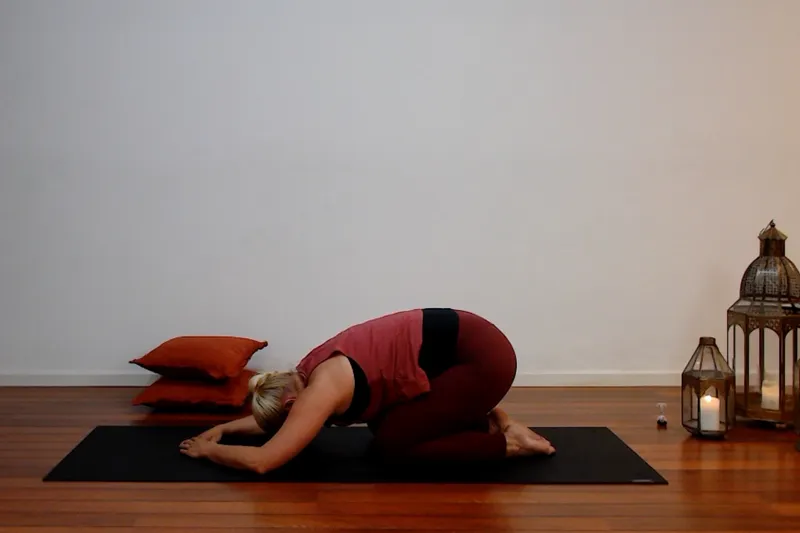 Lina Hammarstrand i filmen Kvällsyoga för bättre sömn