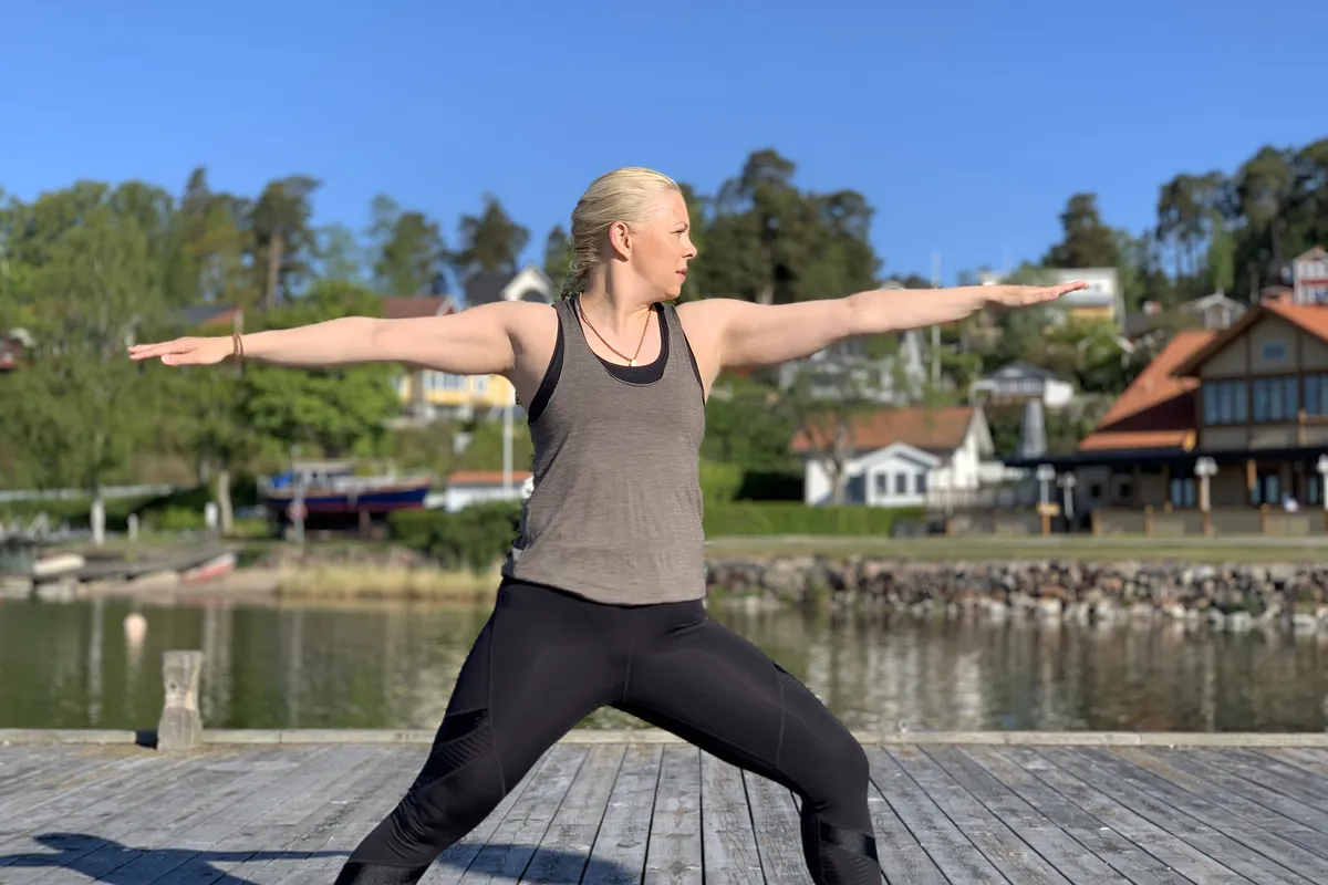 Lina Hammarstrand i krigarpositionen på Sandviksbryggan en solig morgon